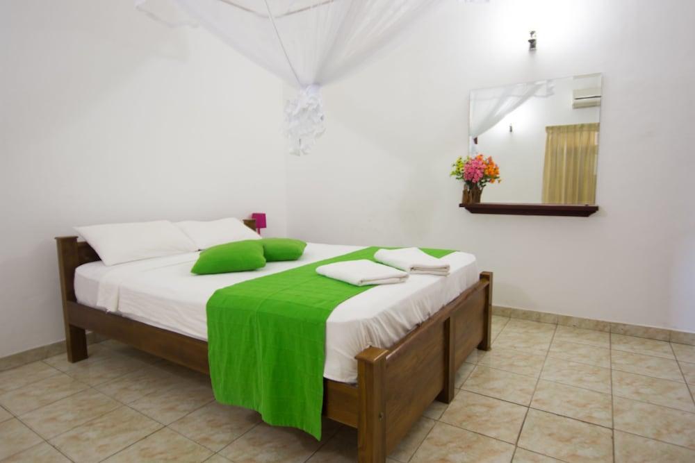 Oyo 347 Hotel Empryean Катунаяка Экстерьер фото