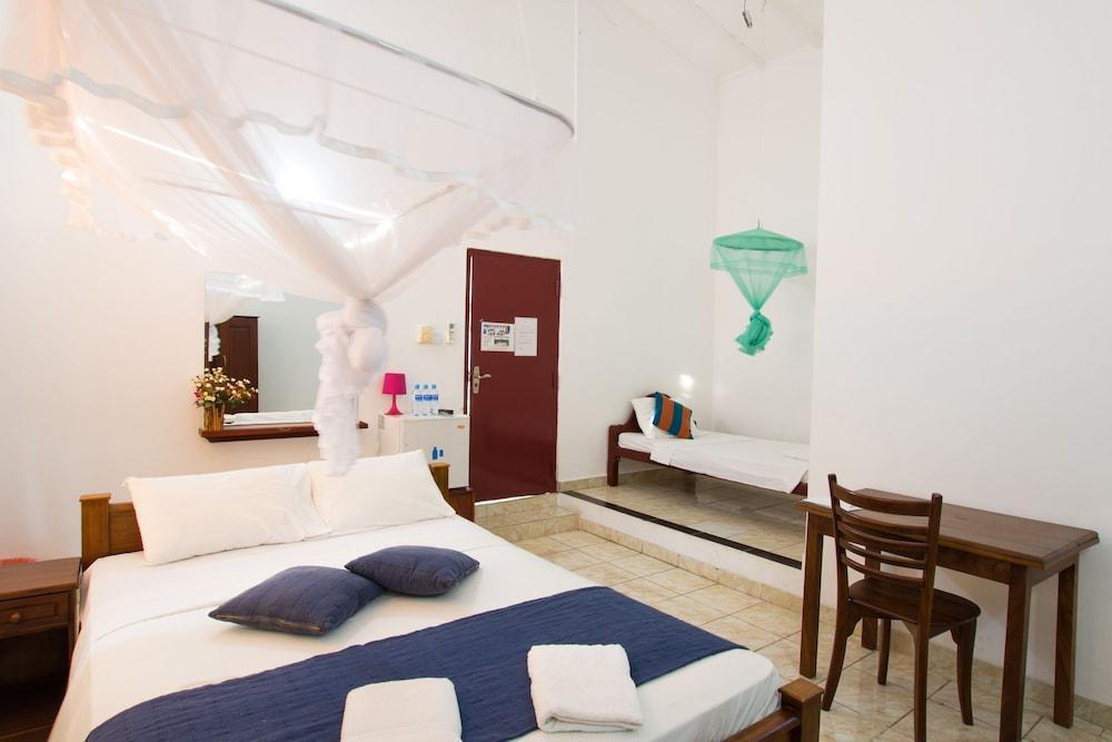 Oyo 347 Hotel Empryean Катунаяка Экстерьер фото
