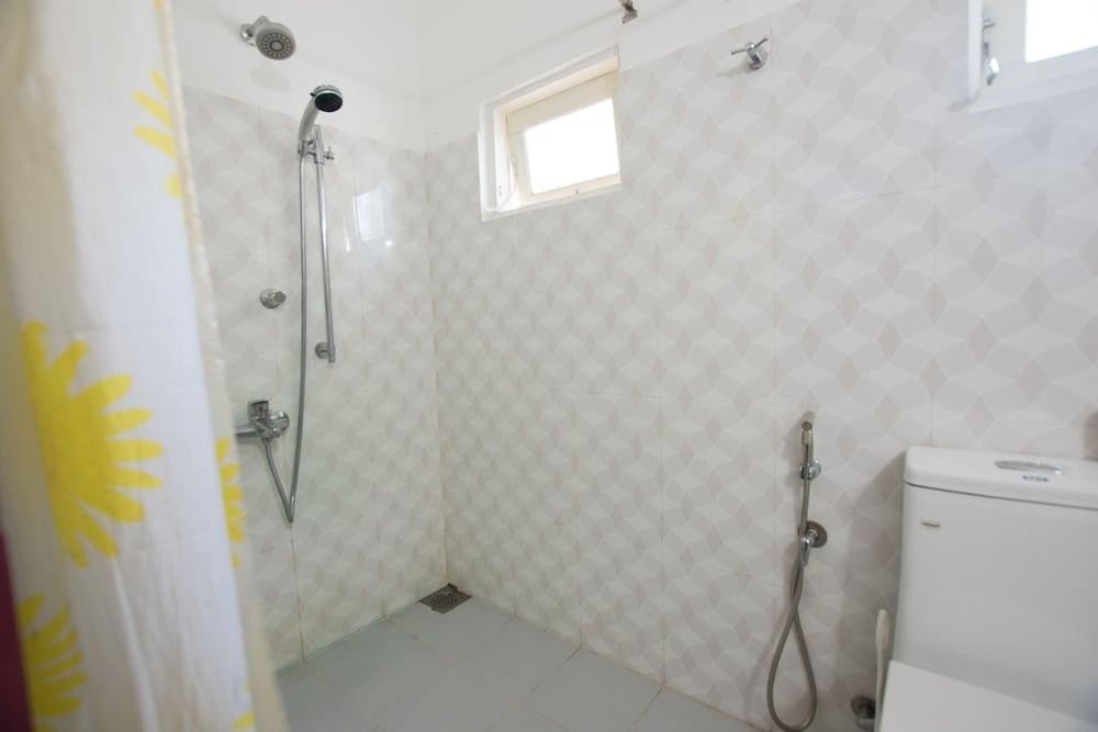 Oyo 347 Hotel Empryean Катунаяка Экстерьер фото