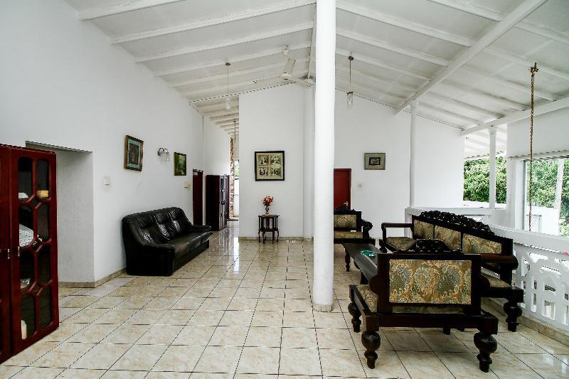 Oyo 347 Hotel Empryean Катунаяка Экстерьер фото