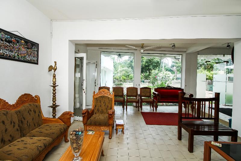 Oyo 347 Hotel Empryean Катунаяка Экстерьер фото