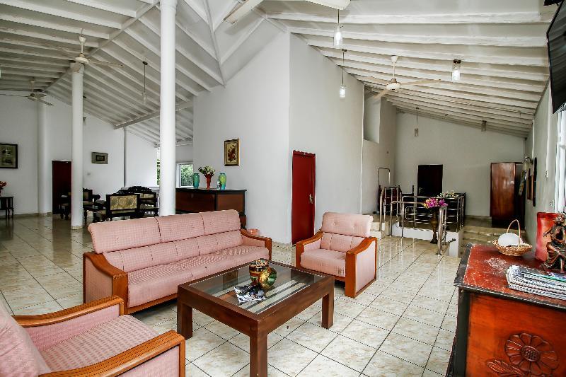 Oyo 347 Hotel Empryean Катунаяка Экстерьер фото
