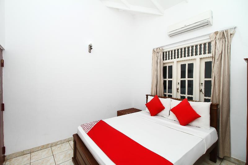Oyo 347 Hotel Empryean Катунаяка Экстерьер фото