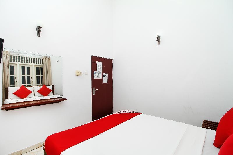 Oyo 347 Hotel Empryean Катунаяка Экстерьер фото