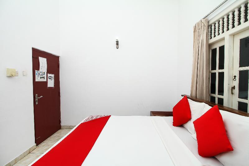 Oyo 347 Hotel Empryean Катунаяка Экстерьер фото