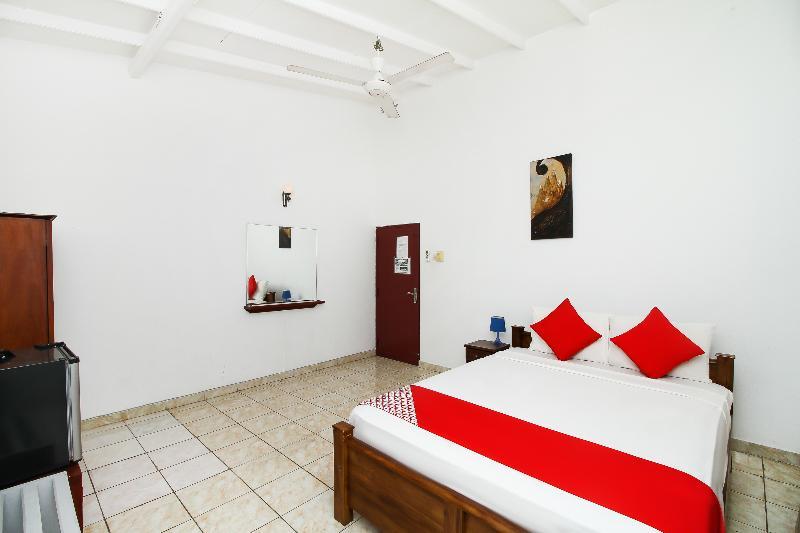 Oyo 347 Hotel Empryean Катунаяка Экстерьер фото