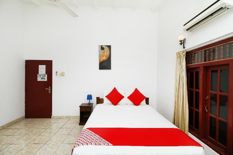 Oyo 347 Hotel Empryean Катунаяка Экстерьер фото
