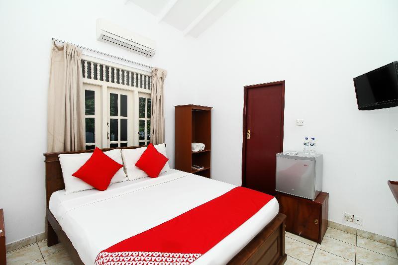 Oyo 347 Hotel Empryean Катунаяка Экстерьер фото
