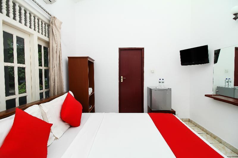 Oyo 347 Hotel Empryean Катунаяка Экстерьер фото