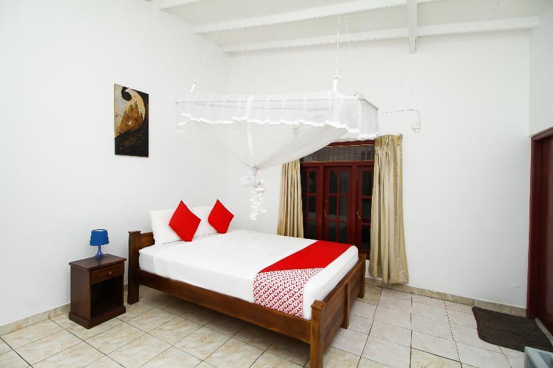 Oyo 347 Hotel Empryean Катунаяка Экстерьер фото