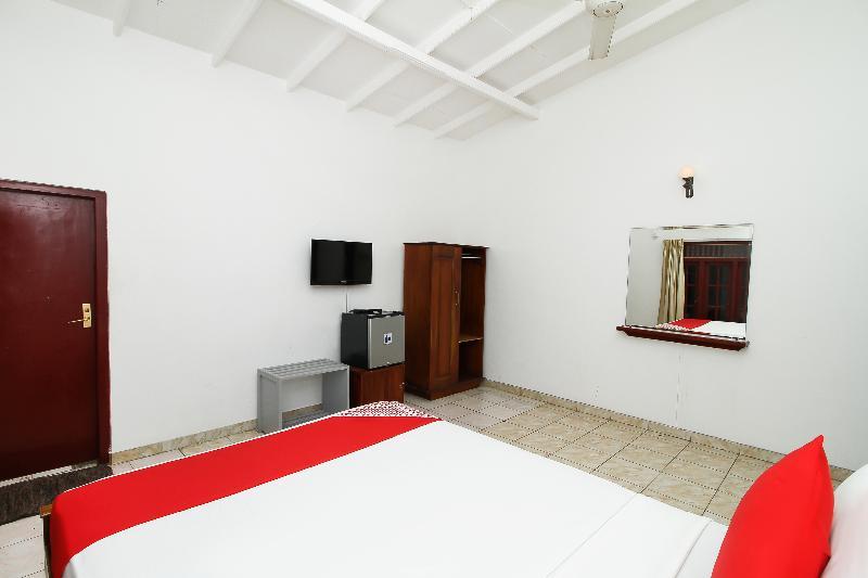 Oyo 347 Hotel Empryean Катунаяка Экстерьер фото