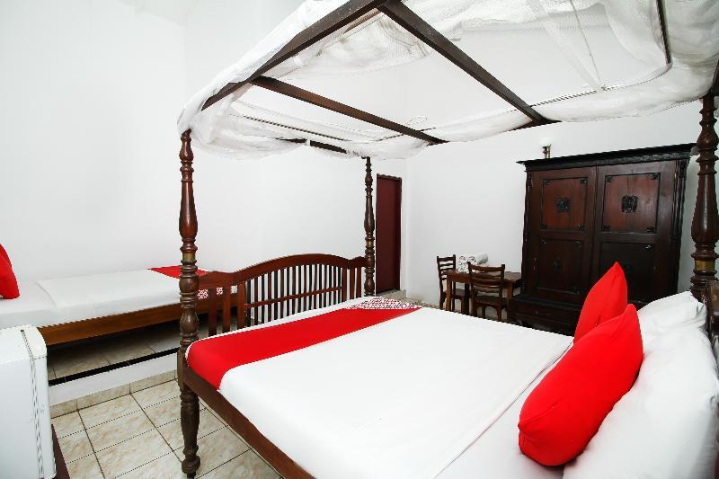 Oyo 347 Hotel Empryean Катунаяка Экстерьер фото