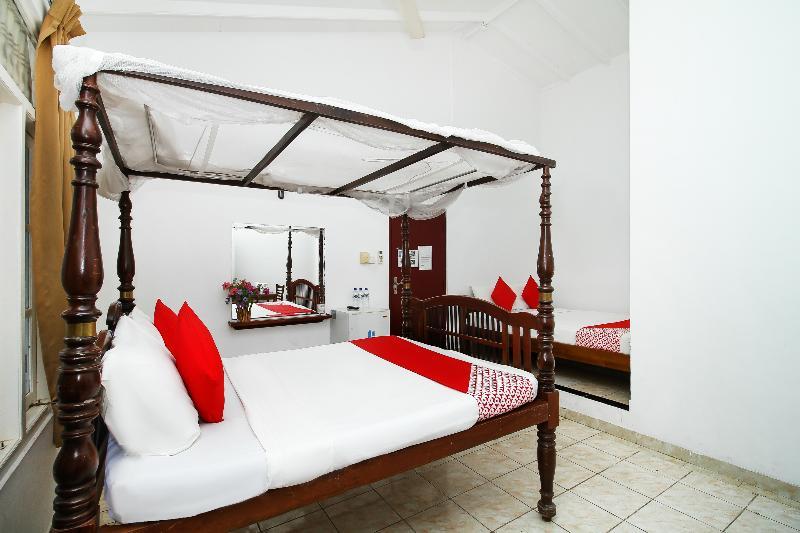 Oyo 347 Hotel Empryean Катунаяка Экстерьер фото