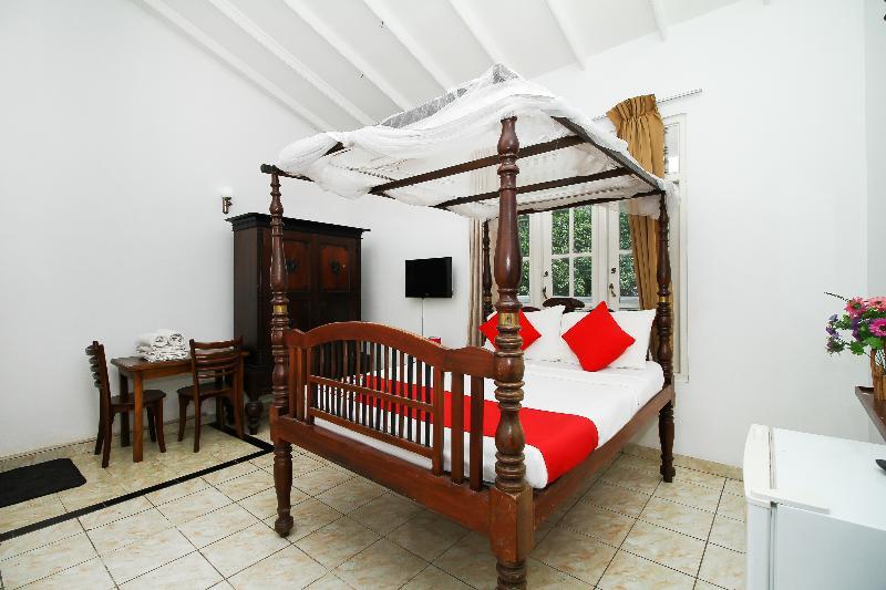 Oyo 347 Hotel Empryean Катунаяка Экстерьер фото