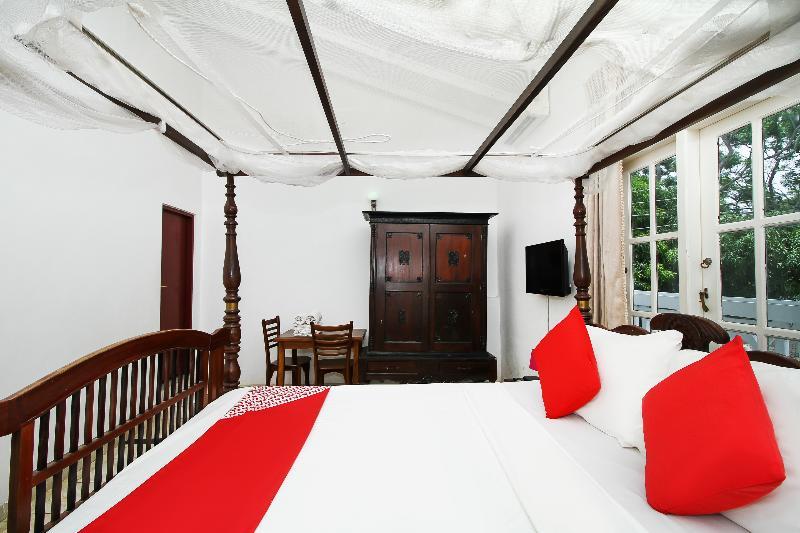Oyo 347 Hotel Empryean Катунаяка Экстерьер фото
