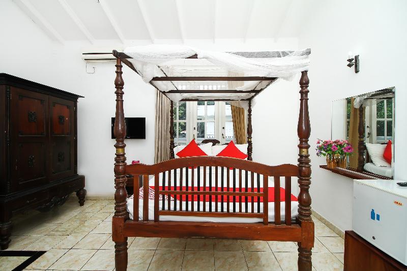 Oyo 347 Hotel Empryean Катунаяка Экстерьер фото
