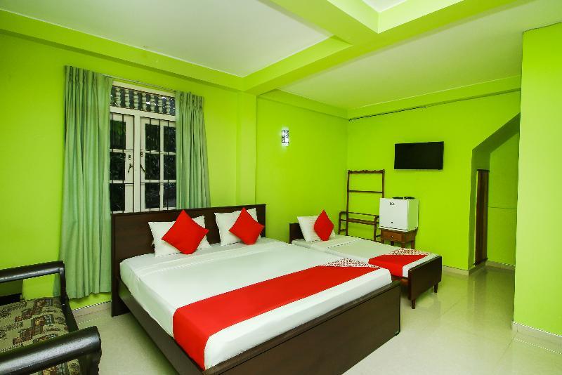 Oyo 347 Hotel Empryean Катунаяка Экстерьер фото