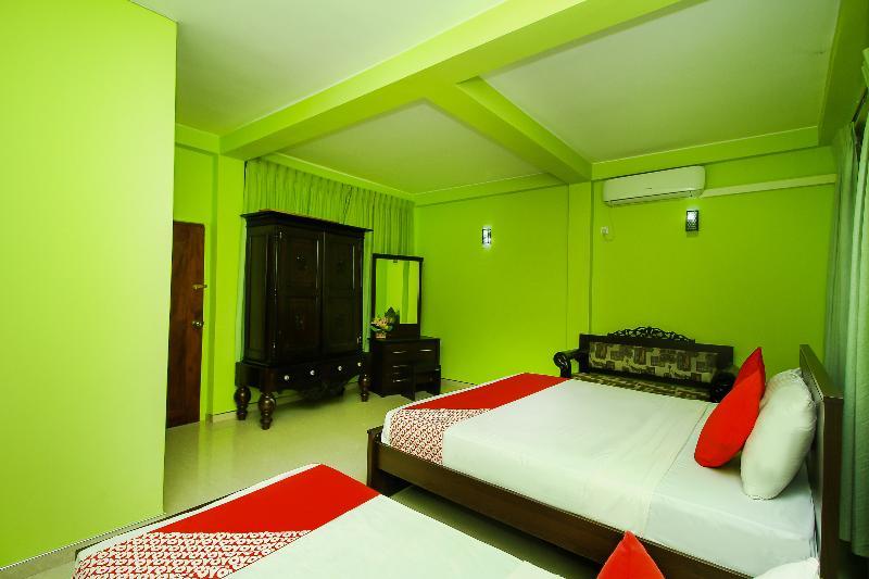 Oyo 347 Hotel Empryean Катунаяка Экстерьер фото