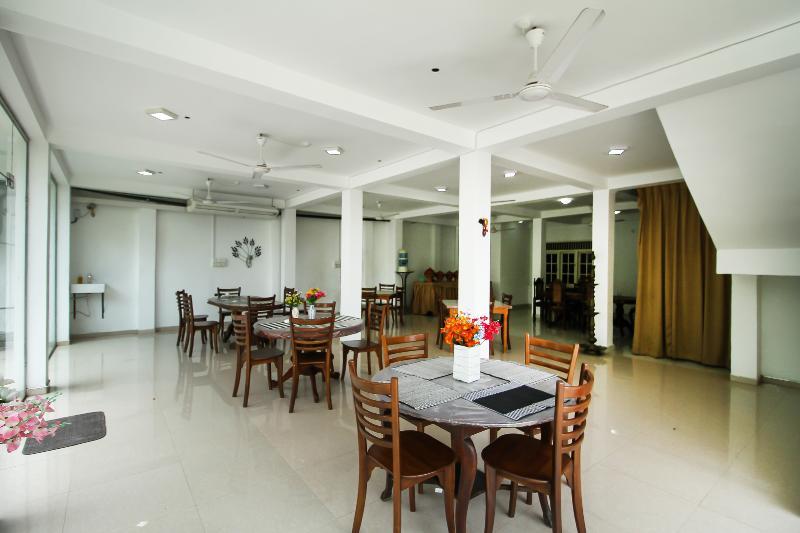 Oyo 347 Hotel Empryean Катунаяка Экстерьер фото