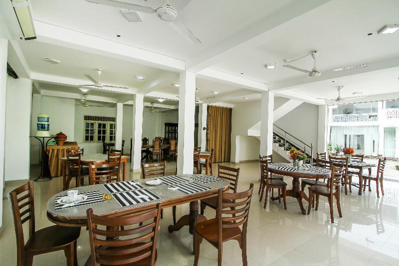 Oyo 347 Hotel Empryean Катунаяка Экстерьер фото